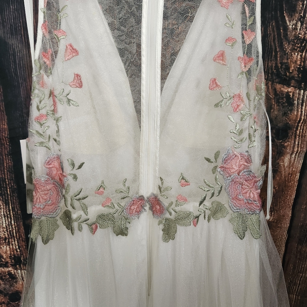 Elegant White Dress with Floral Embroidery - Picture 8 of 9